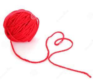 bola-roja-de-la-cuerda-de-rosca-roja-de-lana-aislada-17862030